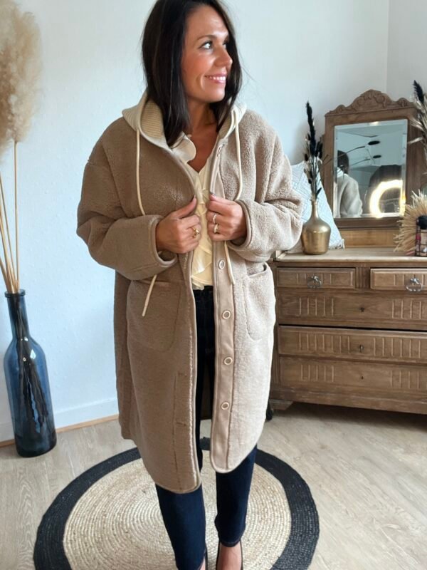 Manteau sherpa taupe à capuche effet laine - Modèle Vic