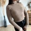 Pull fin taupe détails dentelle blanche Pull fin taupe détails dentelle blanche