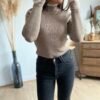 Pull fin taupe détails dentelle blanche Pull fin taupe détails dentelle blanche