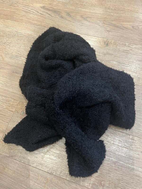 Écharpe bouclette noire – Modèle Caro
