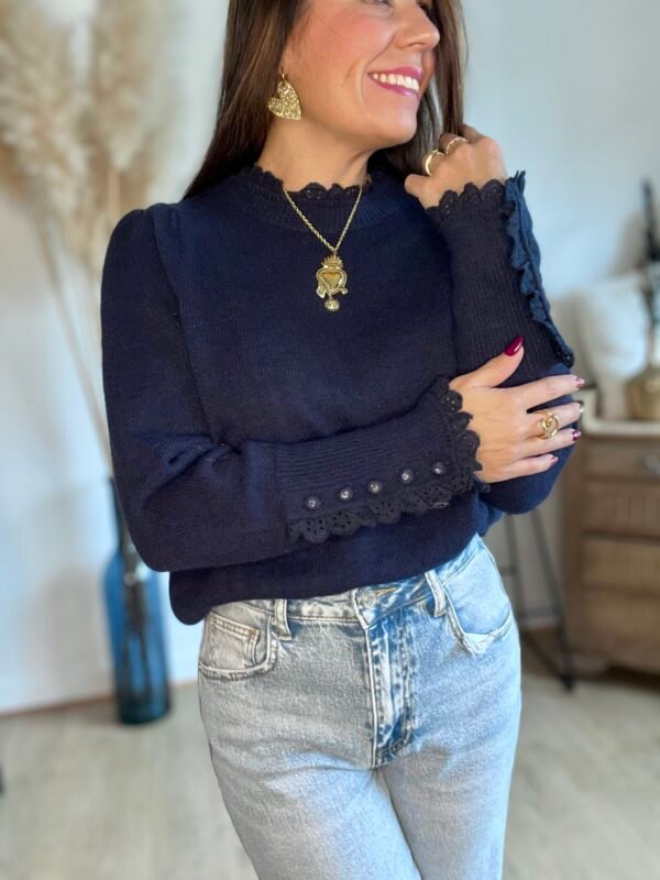 Pull bleu marine avec broderie Pull bleu marine avec broderie