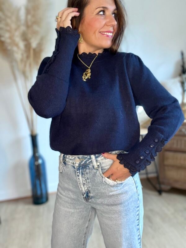 Pull bleu marine avec broderie Pull bleu marine avec broderie