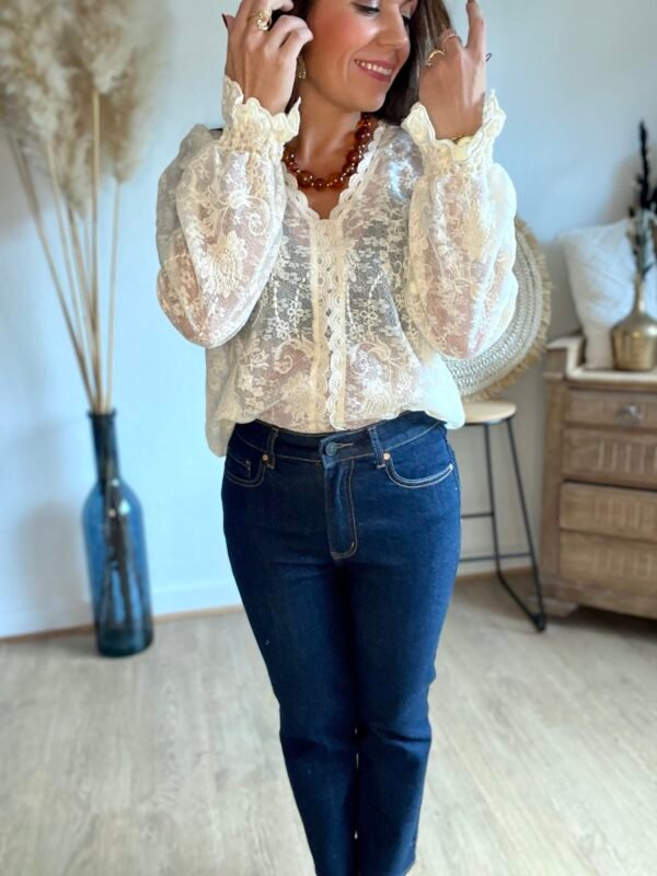 Blouse dentelle et broderie crème