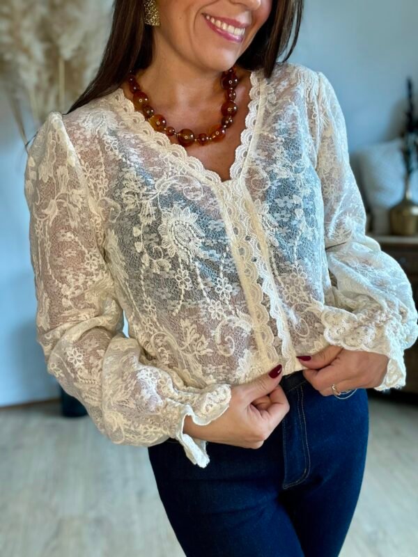 Blouse dentelle et broderie crème