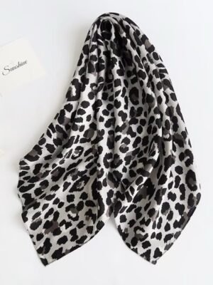 Petit foulard Leopard gris – Modèle Tornade
