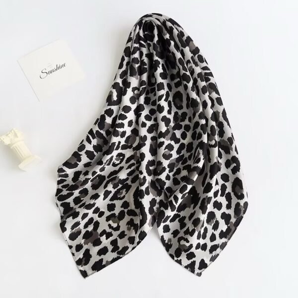 Petit foulard Leopard gris – Modèle Tornade