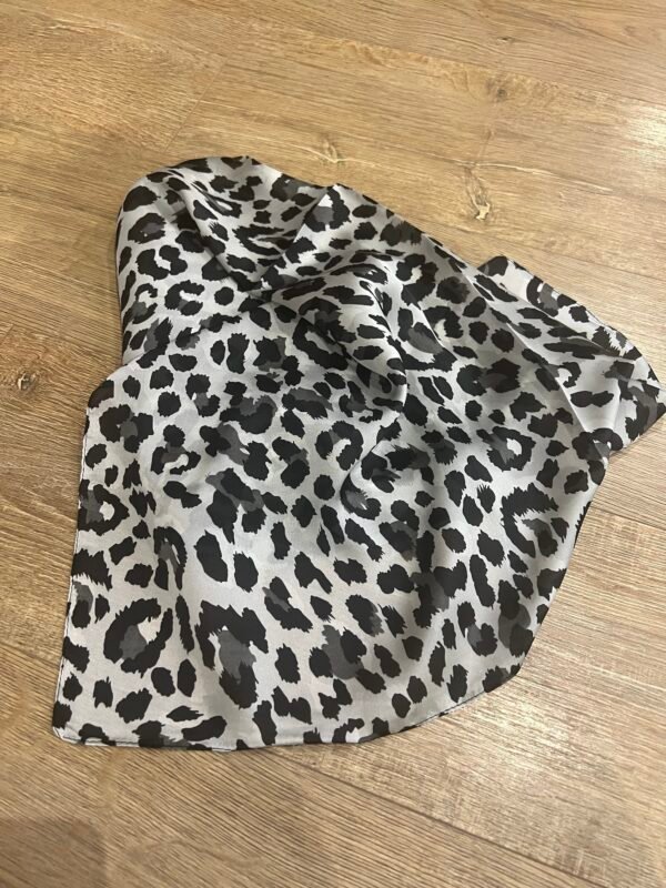 Petit foulard Leopard gris – Modèle Tornade