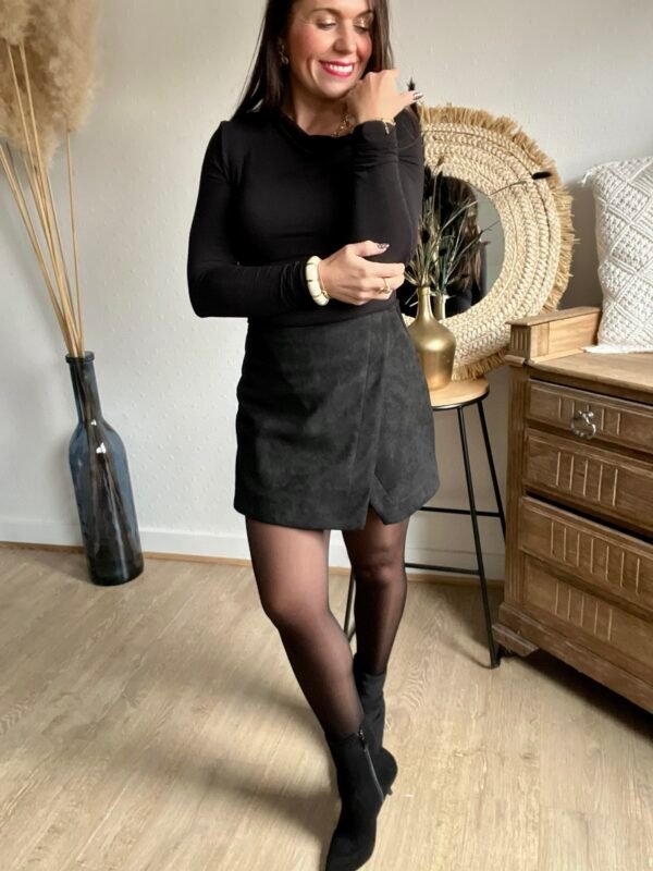 Jupe Short Portefeuille en Suédine
- Modèle Rudy