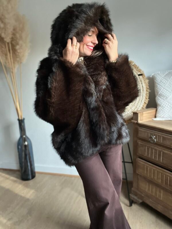 Veste fausse fourrure à capuche marron  - Modèle Lisie