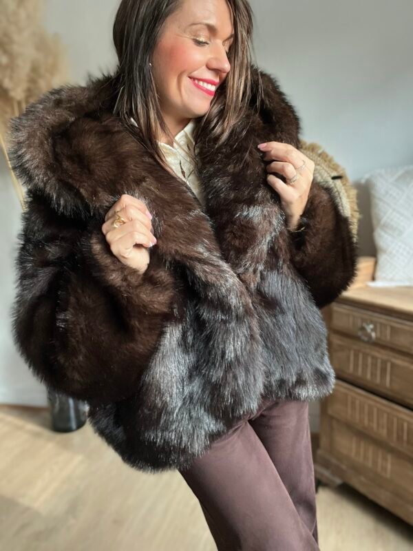 Veste fausse fourrure à capuche marron  - Modèle Lisie