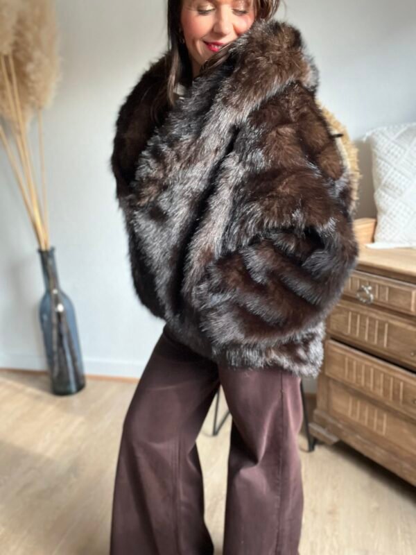 Veste fausse fourrure à capuche marron  - Modèle Lisie