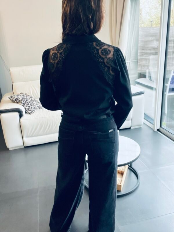 Chemise noire avec épaules dentelle  - Modèle Katia