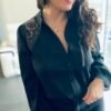 Chemise noire avec épaules dentelle  - Modèle Katia