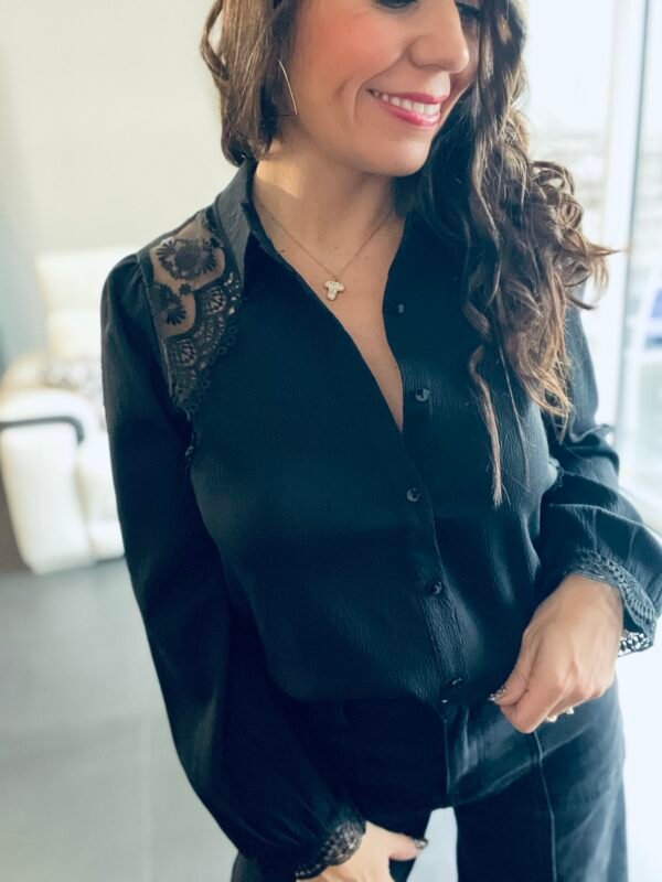 Chemise noire avec épaules dentelle  - Modèle Katia