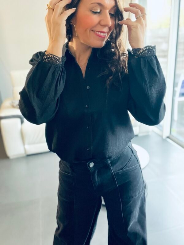 Chemise noire avec épaules dentelle  - Modèle Katia