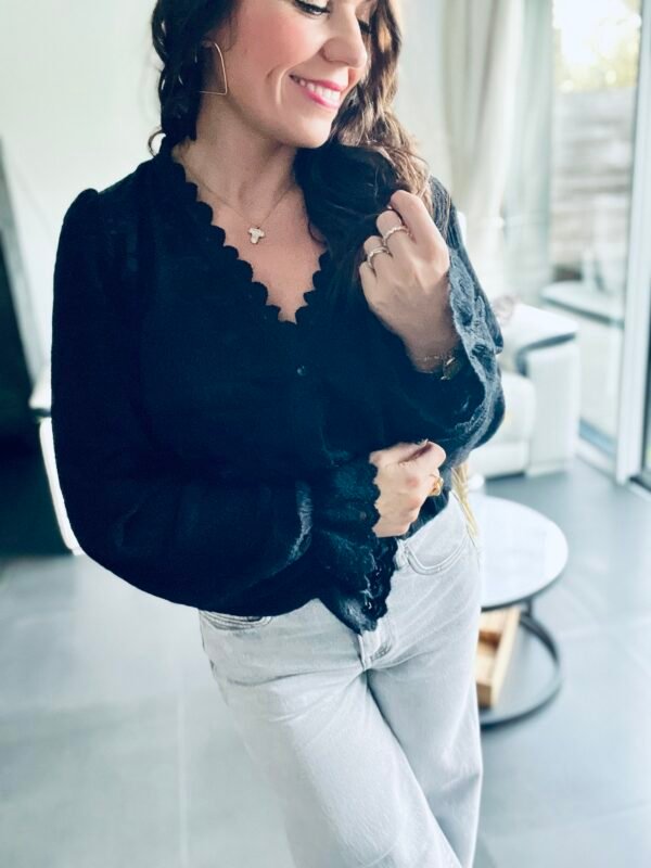 img_3182 Blouse noire avec broderie - Modèle Patty