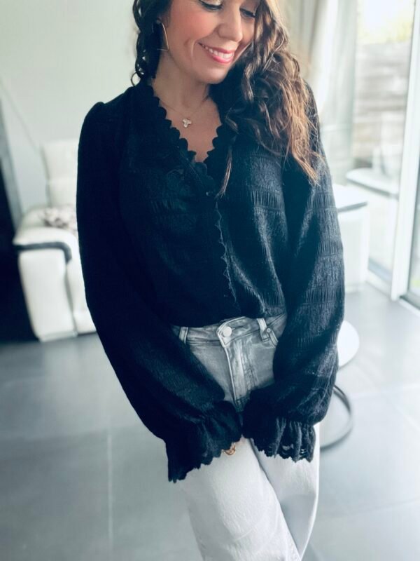 img_3184 Blouse noire avec broderie - Modèle Patty