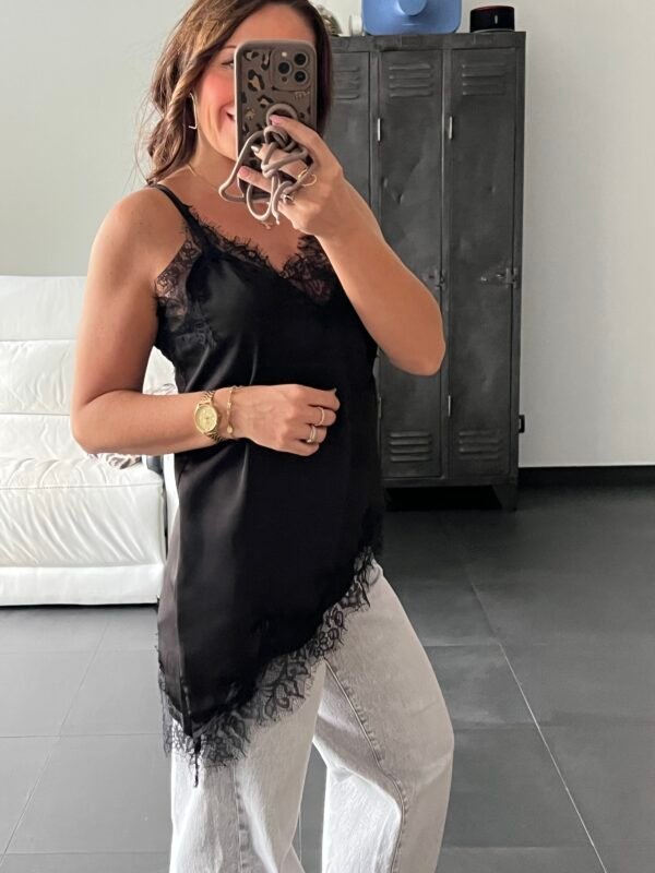 top satin noir dentelle asymetrique Top caraco satin noir dentelle asymétrique - Modèle Lena