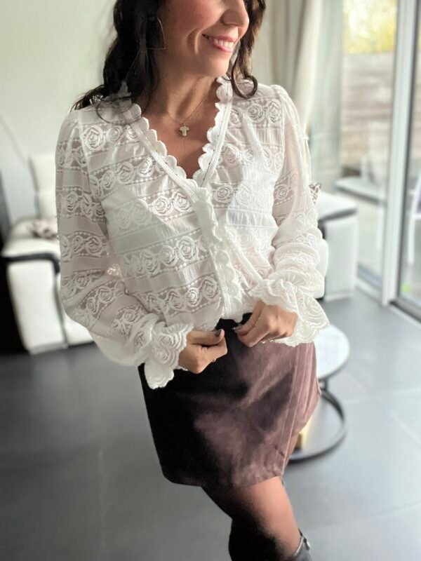 Blouse blanche avec broderie nc