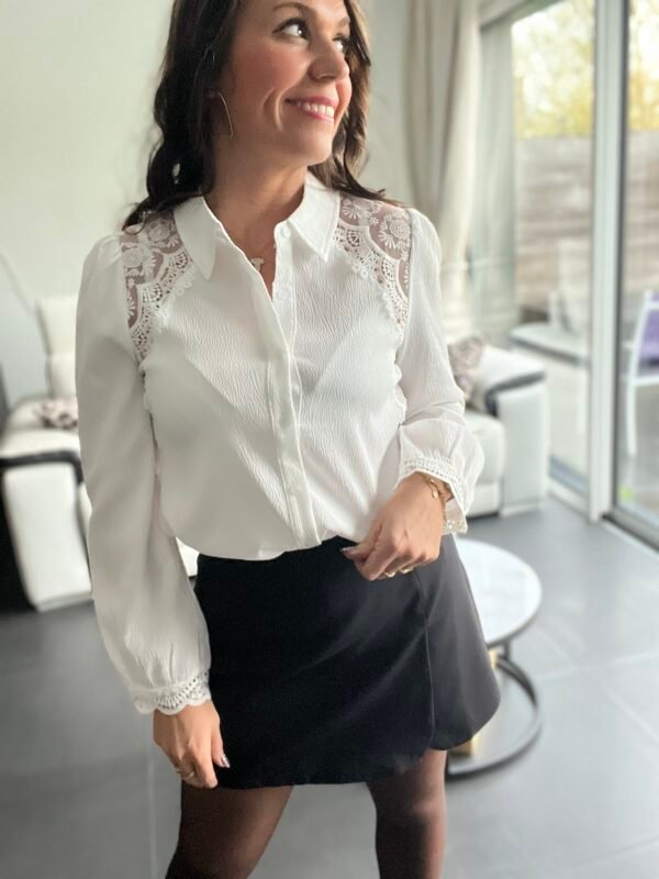 Chemise blanche avec épaules dentelle  - Modèle Katia
