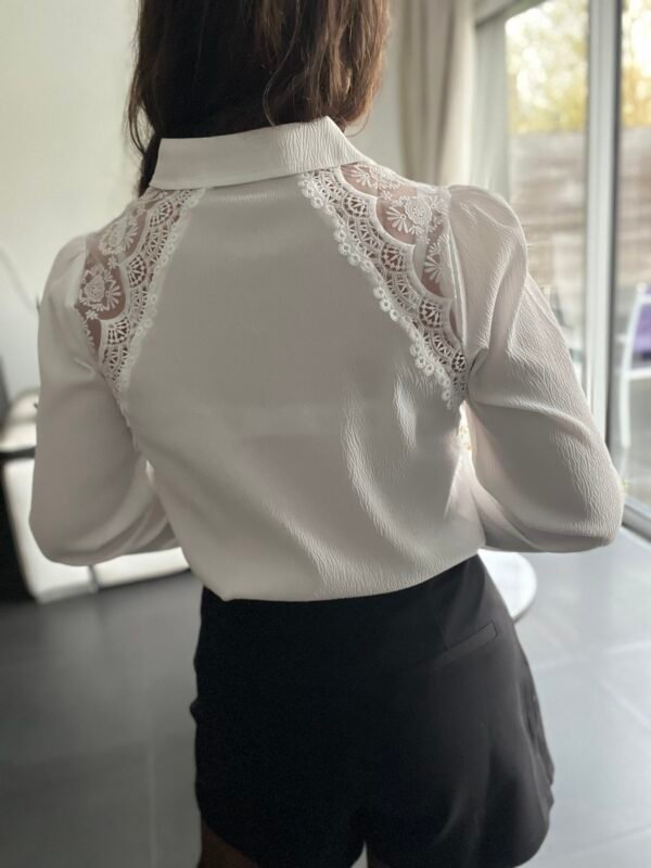 Chemise blanche avec épaules dentelle  - Modèle Katia