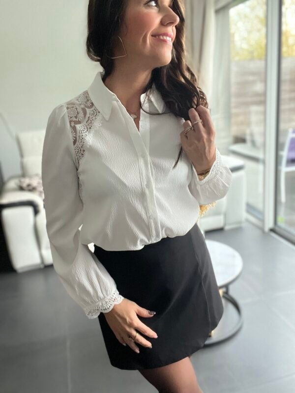 Chemise blanche avec épaules dentelle  - Modèle Katia