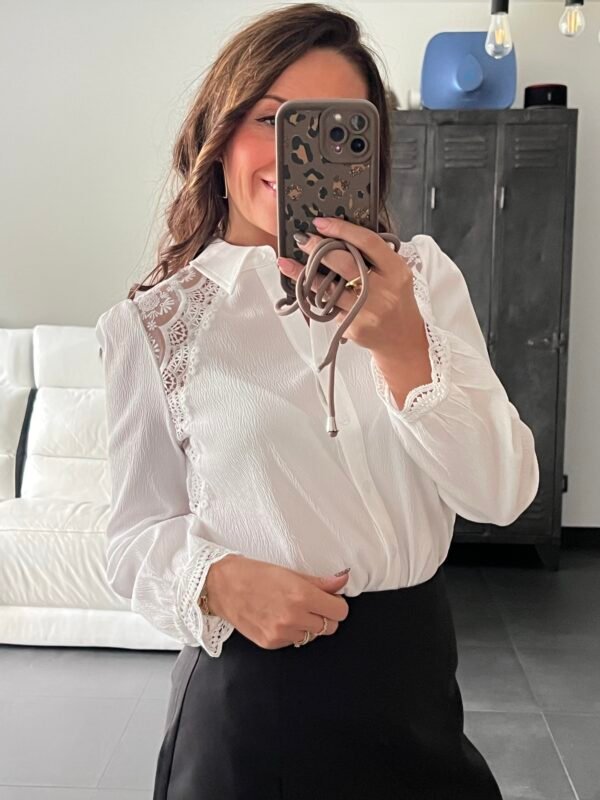 Chemise blanche avec épaules dentelle  - Modèle Katia