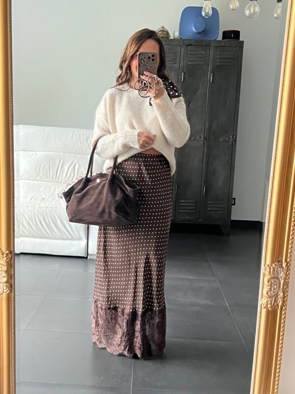 jupe longue en soie à pois bas dentelle Jupe en soie petit pois avec dentelle
Marron - Modèle Jodie