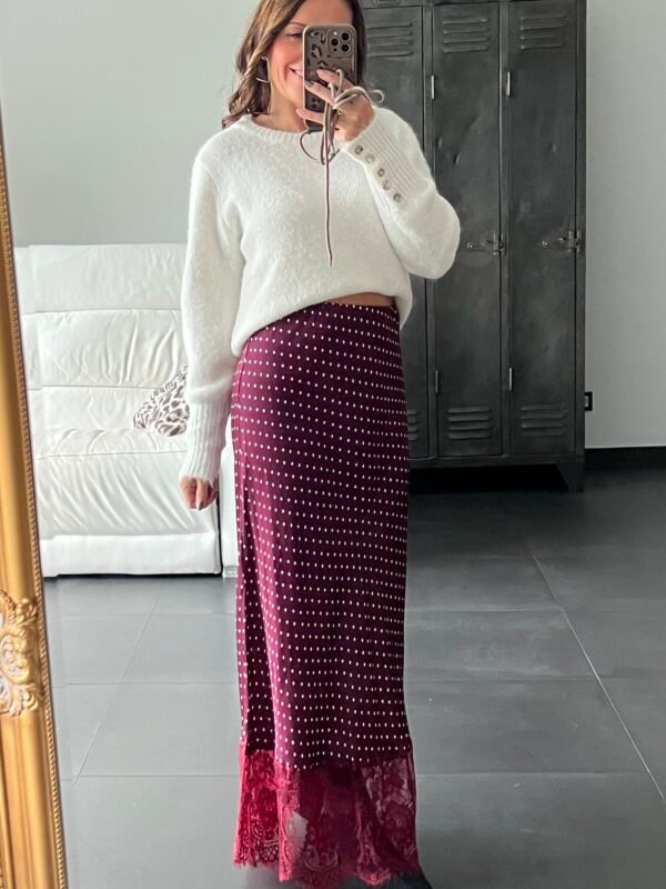 Jupe en soie petit pois avec dentelle
Bordeaux- Modèle Jodie