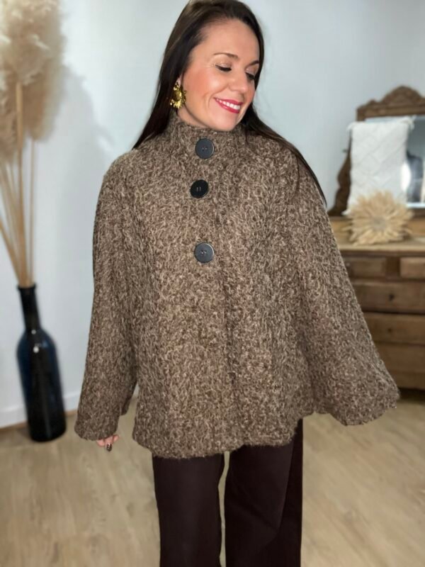 Manteau coupe cape en laine bouclée marron  – Modèle Justine