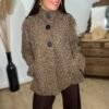 Manteau coupe cape en laine bouclée marron  – Modèle Justine