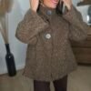 Manteau coupe cape en laine bouclée marron  – Modèle Justine
