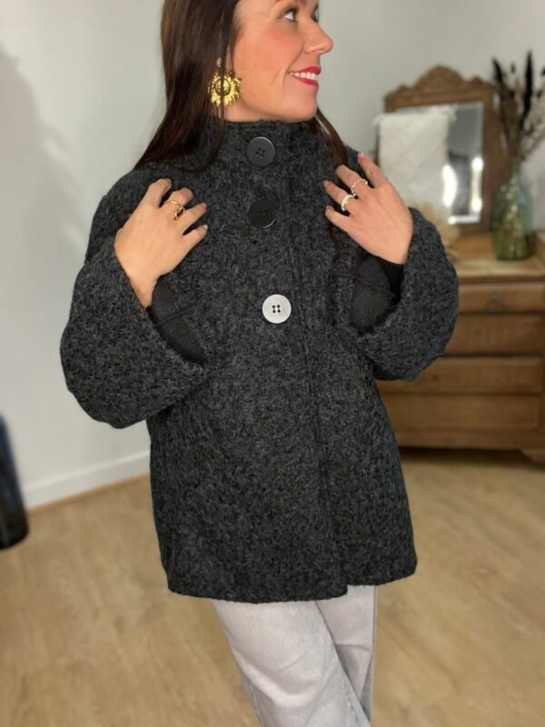 Manteau coupe cape en laine bouclée gris anthracite – Modèle Justine