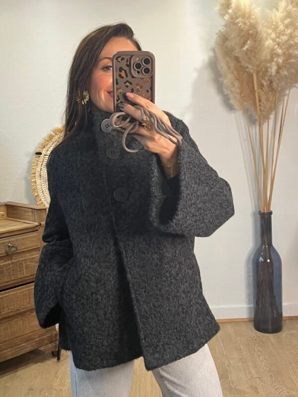 Manteau coupe cape en laine bouclée gris anthracite – Modèle Justine