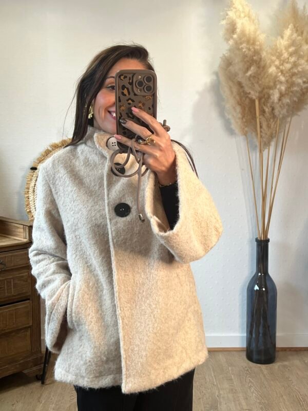 Manteau coupe cape en laine bouclée beige  – Modèle Justine