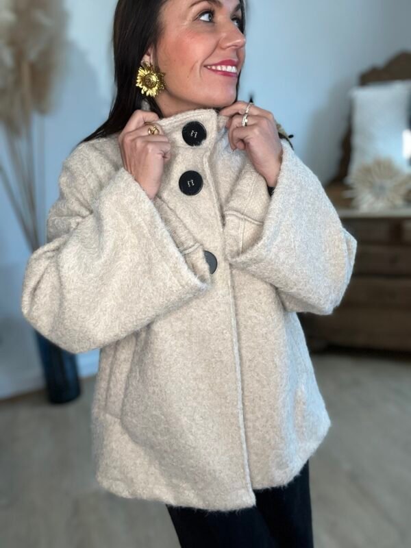 Manteau coupe cape en laine bouclée beige  – Modèle Justine