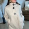 Manteau coupe cape en laine bouclée beige  – Modèle Justine