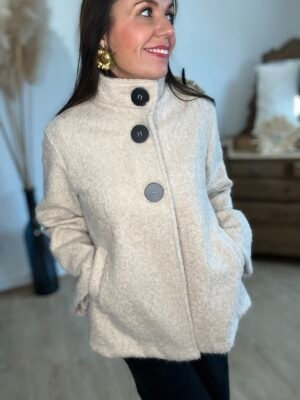 img_4244 Manteau coupe cape en laine bouclée beige – Modèle Justine