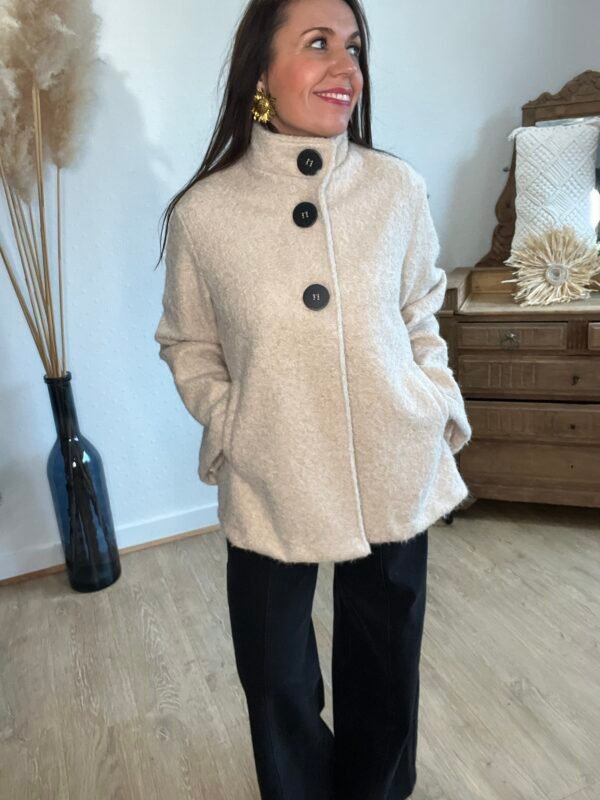Manteau coupe cape en laine bouclée beige  – Modèle Justine