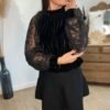 blouse velours et manches dentelle Blouse velours manches dentelle noire - Modèle Aurélie