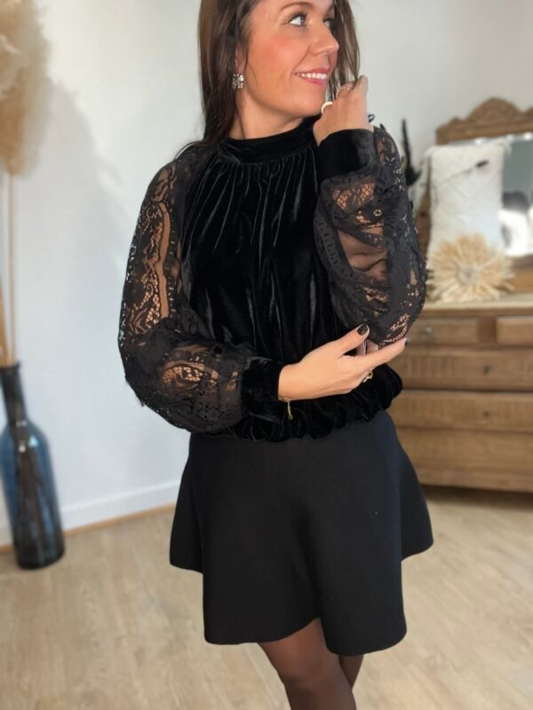 blouse velours et manches dentelle Blouse velours manches dentelle noire - Modèle Aurélie