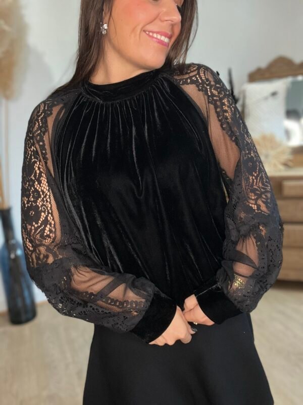 blouse dentelle et velours noir Blouse velours manches dentelle noire - Modèle Aurélie