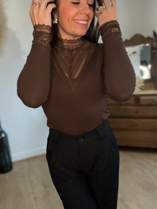 Sous pull marron avec dentelle col et poignees Top en maille et dentelle marron - Lisou
