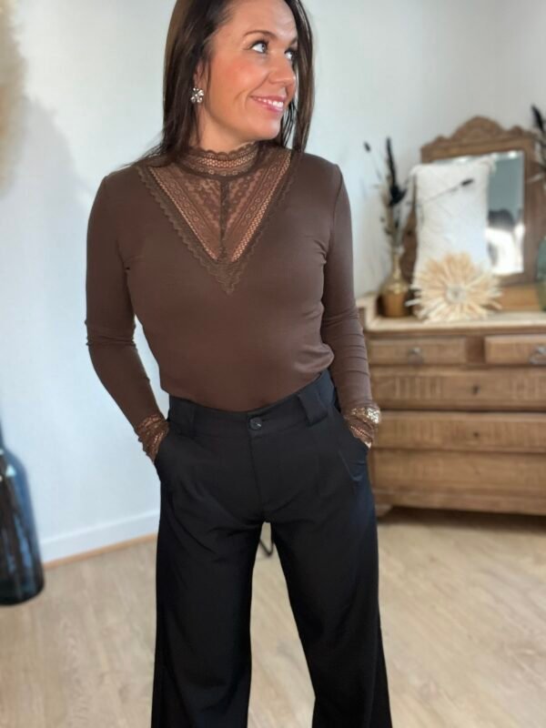 Pull fin en maille avec dentelle au décolleté et poignets Top en maille et dentelle marron - Lisou