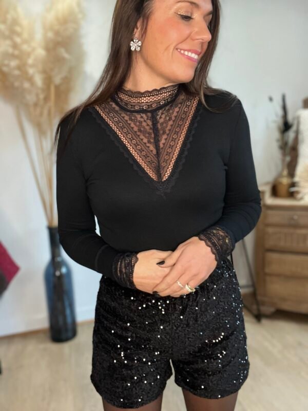 Pull noir avec dentelle col et poignées Top en maille et dentelle noire - Lisou