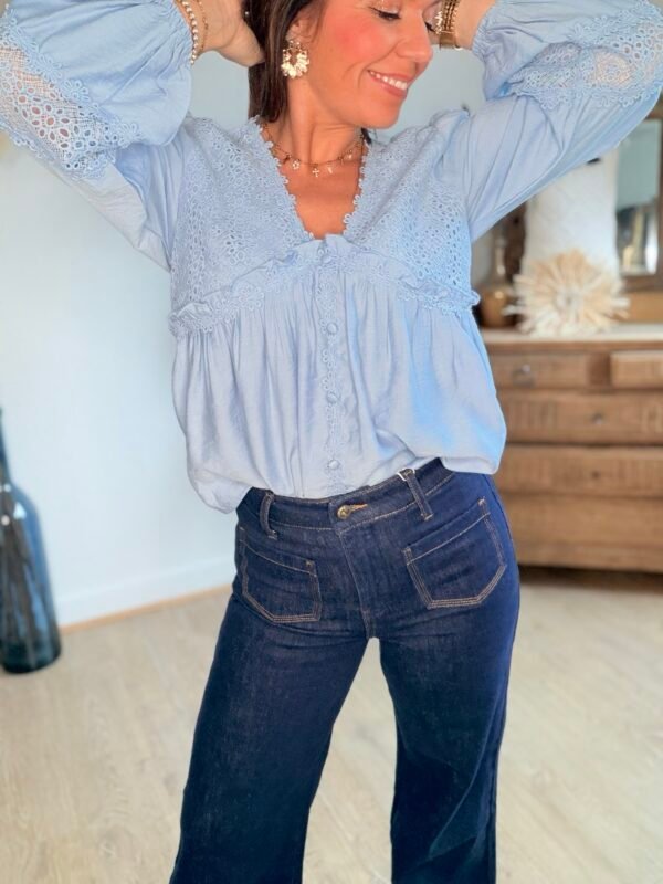 Blouse bleu ciel avec broderie  - Modèle Shana