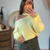 Pull jaune épaule dénudée – Modèle Lalie