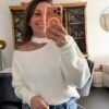 Pull blanc épaule dénudée – Modèle Lalie