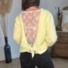 Pull jaune pale dos dentelle – Modèle Sarah