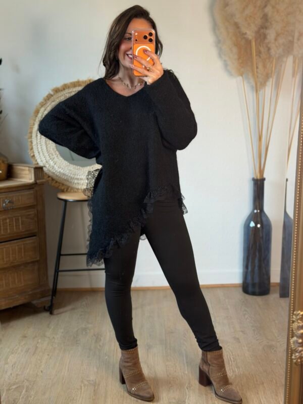 Pull asymétrique noir bas dentelle – Modèle Charline